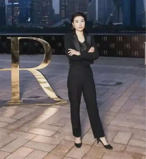 郭晶晶时髦起来不得了穿黑西装系蝴蝶结,美得飒爽又高级
