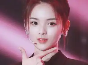 杨超越好实诚一姑娘劈叉劈得表情扭曲可她的腿伸得笔直没有弯曲