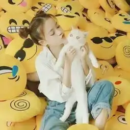 抱动物的漂亮女生微信头像可爱有点萌听说爱情是场谋杀