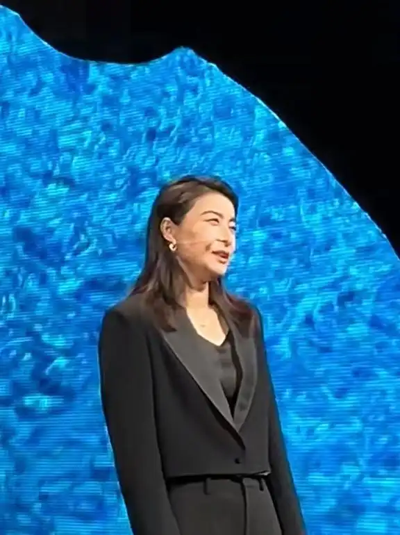 郭晶晶出席活动把人美到了一身黑色西装优雅端庄,气质好高级