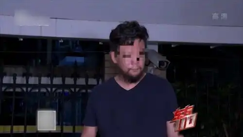 深夜被咬女子来到派出所,上衣血迹斑斑,表情痛苦不堪令人同情