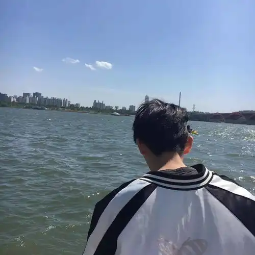 头像男粉色系背影名人