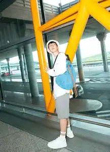 明星爱大牌井柏然盐系清凉装扮亮相北京机场