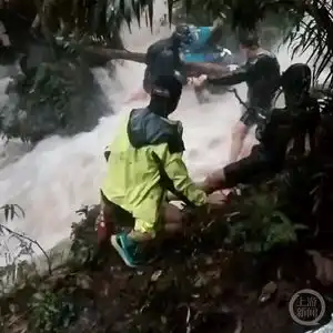 广东肇庆一越野赛遭遇暴雨山洪,选手上演荒野求生
