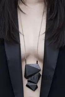 为何从服装设计师到珠宝设计师都痴迷于黑色系