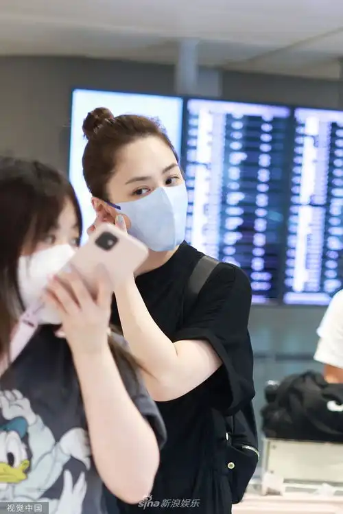 组图钟欣潼黑色系穿搭利落低调顶丸子头清爽减龄