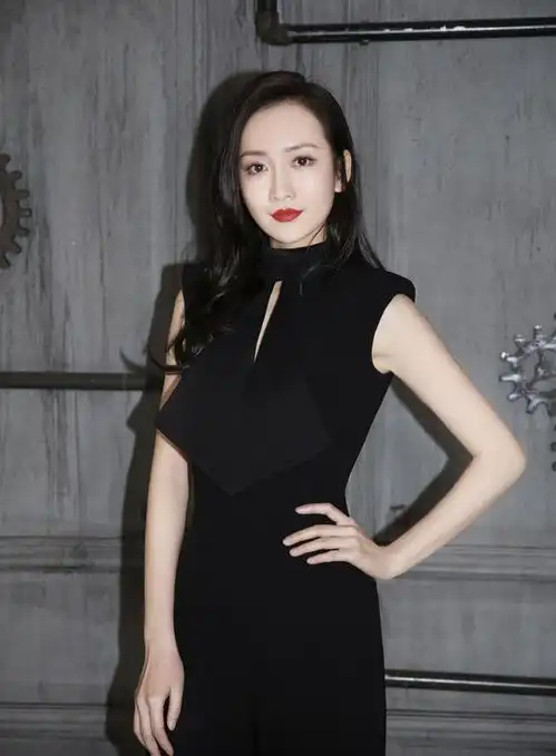 王鸥换了长卷发更有气质,穿黑色连体裤配红唇亮相,美得不可方物
