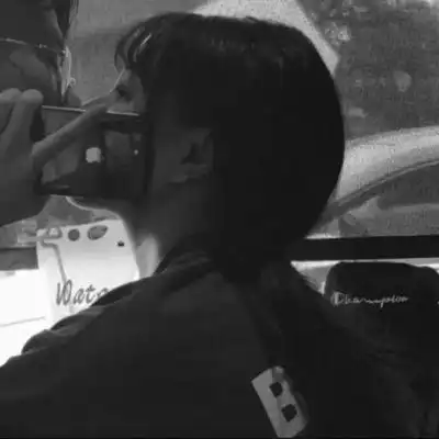 qq女生丧系头像情侣头像