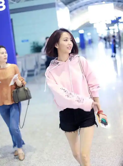 本以为娜扎穿粉色卫衣够少女了,直到看见佟丽娅,网友美炸了