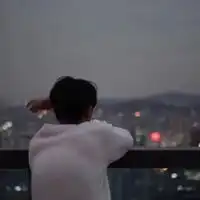 伤感头像男生抽烟背影