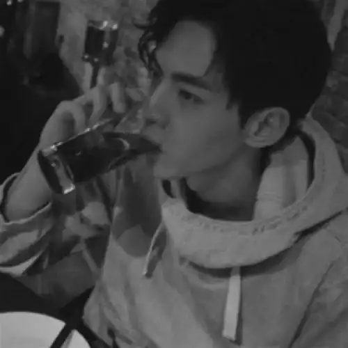 男生头像抽烟黑色系是什
