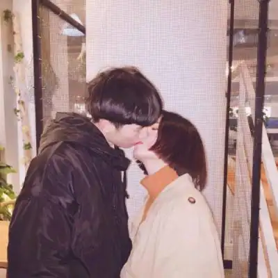 情侣头像亲吻黑色系亲热