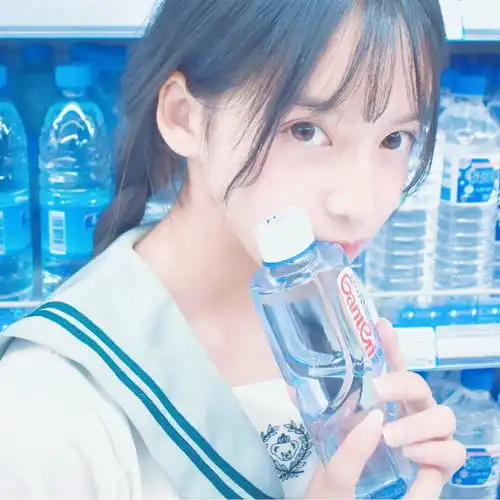 闺蜜头像丨你嘴角向下的时候很美,就像安和桥下清澈的水