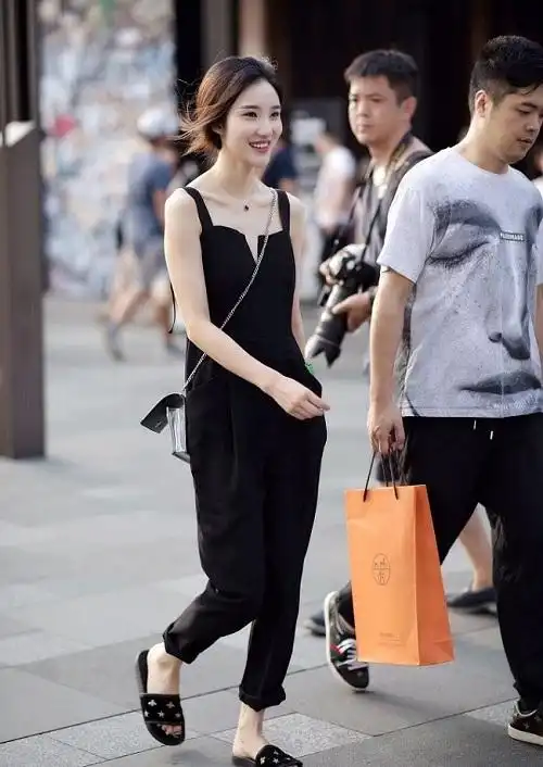 开心一刻和女友住酒店,遇警察查房,女友你快走
