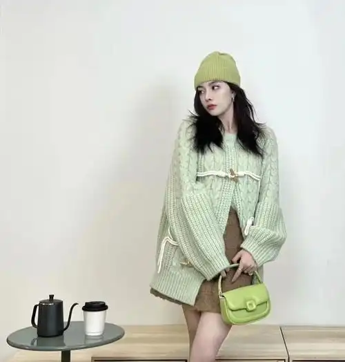 春天女人穿毛衣搭配什么裙子好看