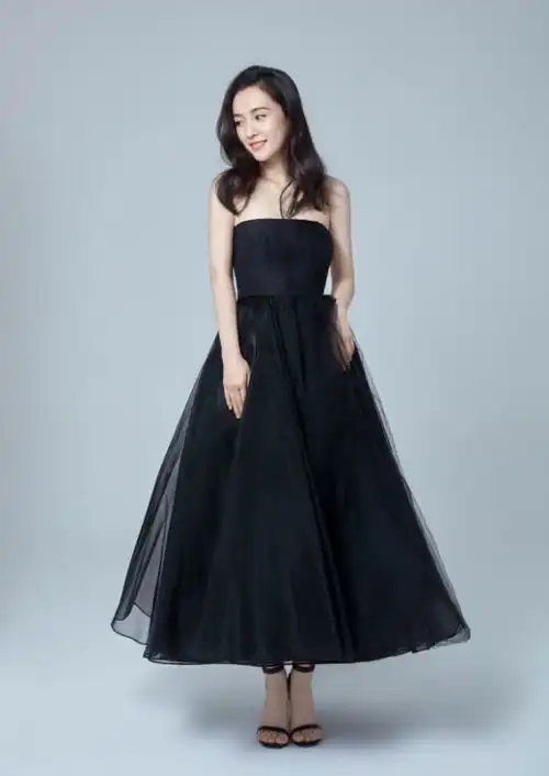 吴倩晒29岁生日写真,拼接吊带长裙勾勒曼妙身姿,举手投足散发迷人魅力
