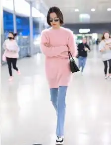 杜鹃穿粉色毛衣牛仔裤,柔软质感少女粉,也能穿出冷艳的既视感