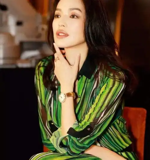 舒淇打扮很知性,穿蕾丝连衣裙配西装干练利落,好品味可真罕见