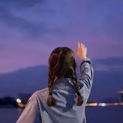只恨君生我已老