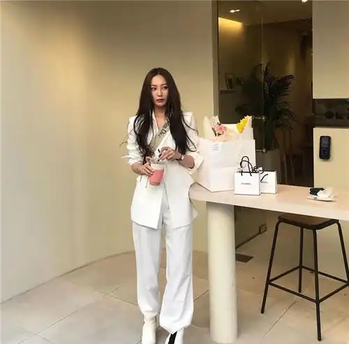 裸靴过时了,今年最受宠的是及踝靴,时髦保暖还能显腿长