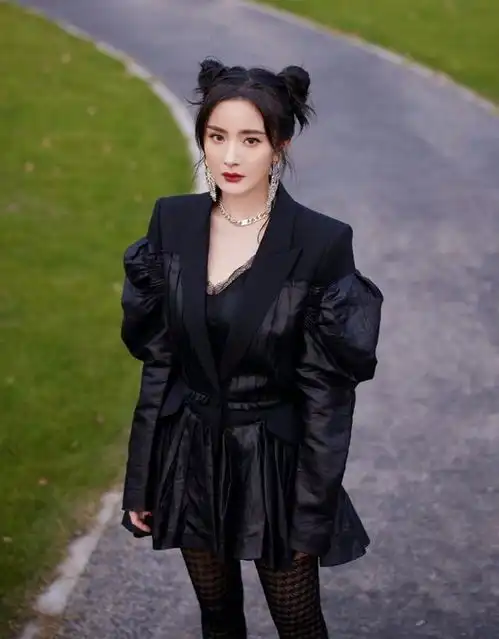 服了杨幂穿连裤袜性感却不低俗,把高级二字直接写在了腿上
