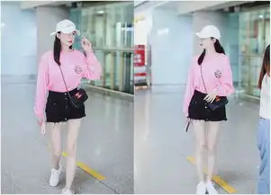 30岁沈梦辰越穿越嫩,粉色卫衣配短裤,秀漫画腿少女感十足