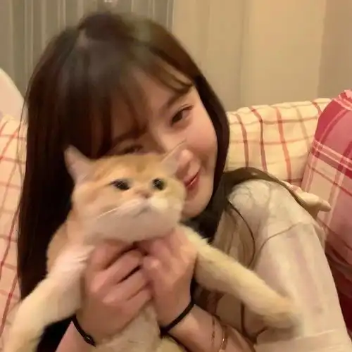 猫系少年图片头像女口红