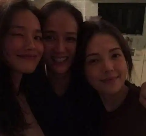 陈乔恩与舒淇等人聚会,与老公alan情侣装好甜蜜,两大冻龄女神美翻了