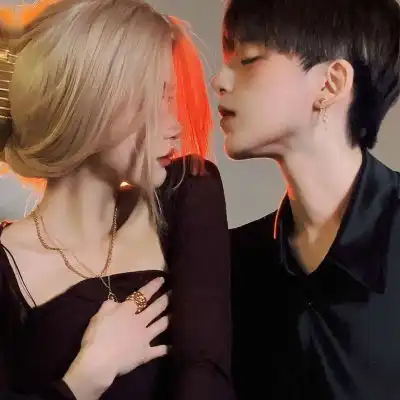 心里没有光的人,怎么也不会快乐情侣头像我要个性网