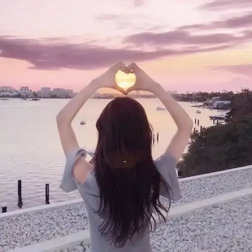 甜美头像女生背影