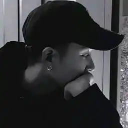 男生头像抽烟黑色系是什