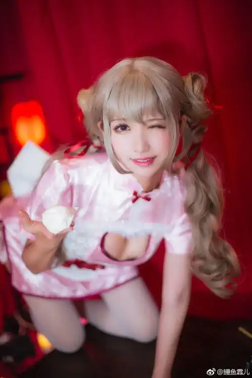 桃心装萌坏大叔美女coser甜美还原