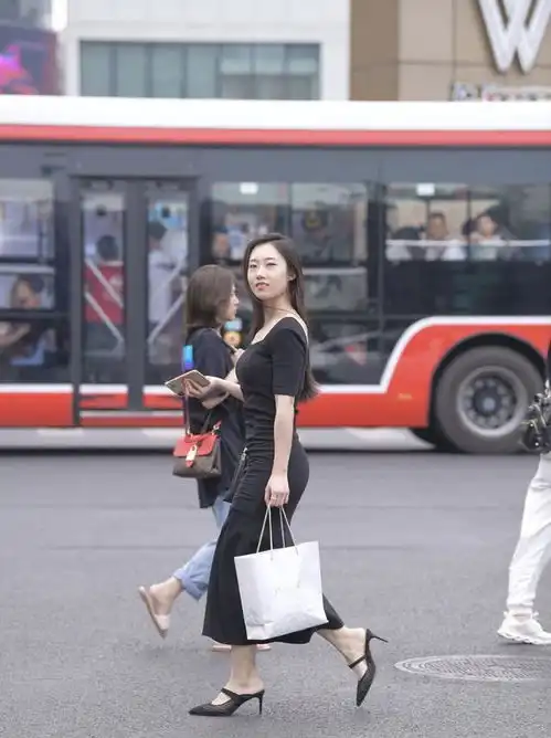 连衣裙怎么穿搭搭配高跟鞋,让街头美女展现黑色系魅力