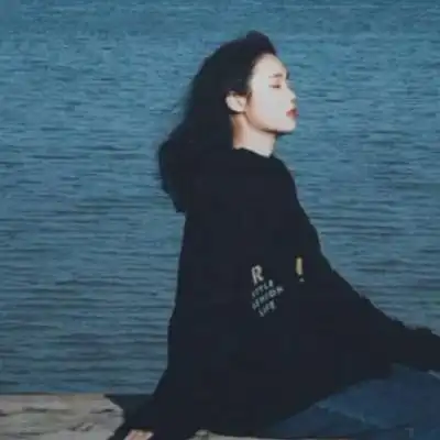 女头像背影侧脸戴帽子