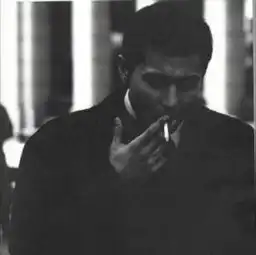 那个穿红色胸罩的男人