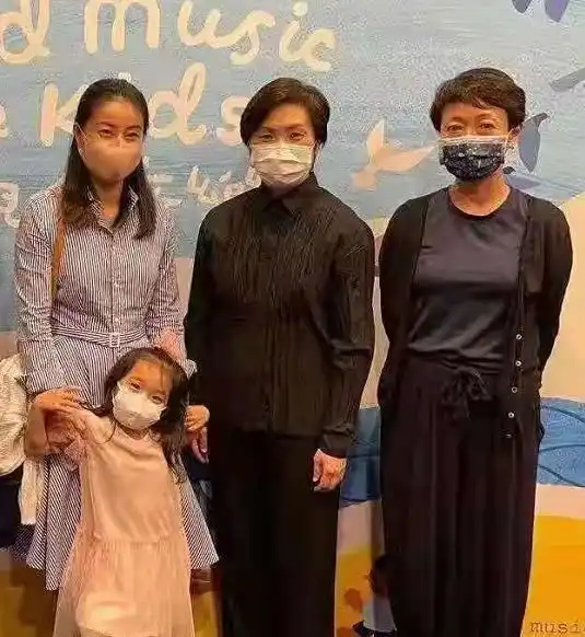 郭晶晶全家出动她穿衬衫裙美黑成功,霍启刚减掉小肚腩更显帅气