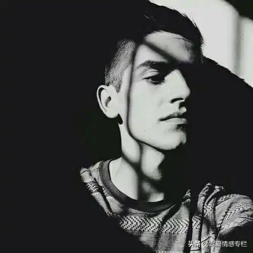 男生头像抽烟黑色系是什