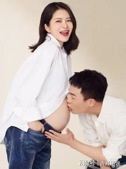 杜淳首晒妻子孕期写真,或亲吻或抚摸,满脸幸福洋溢