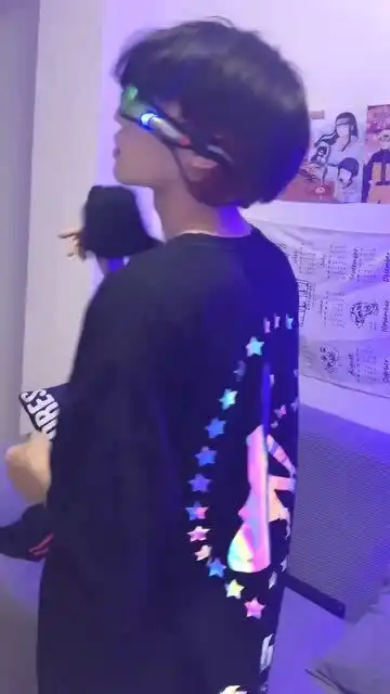高校禁欲系男孩只要一出现,我就知道所有迷妹都会尖叫,是中毒的感觉