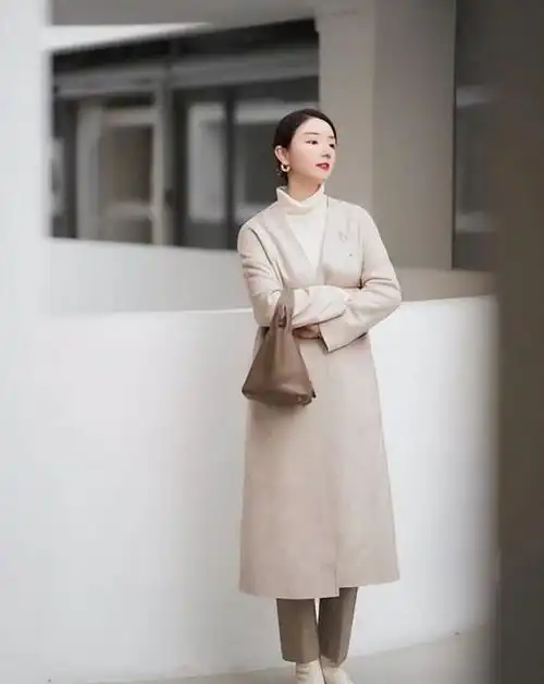 今冬奶茶色突然火了随性高级还显白,450岁女人穿正合适