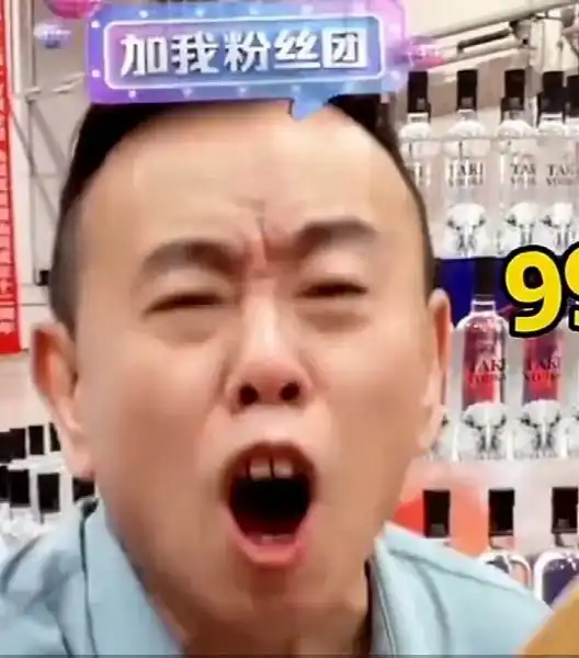 直播间影帝影后钟丽缇卖枕头表情狰狞,此前贾乃亮痛哭流涕