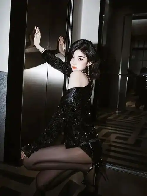 经典黑色系写真美出新高度,喜欢关注一下谢谢