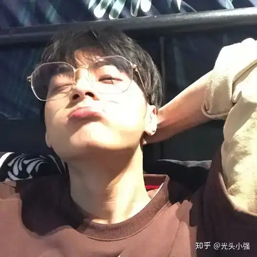 有没有金发戴眼镜高清图片男生的头像
