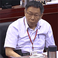 白衬衫戴眼镜老头敲桌子桌上有白色电话机的动态图求出处