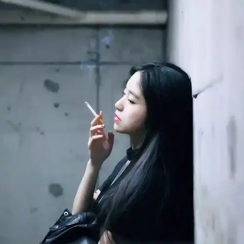 qq女生丧系头像抽烟