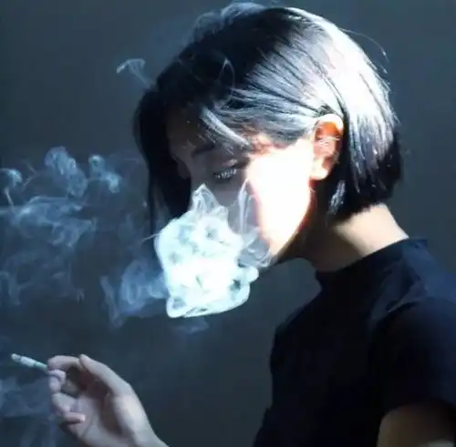 抽烟男女头