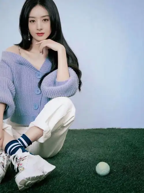 赵丽颖穿紫毛衣温柔绝美单手抚颈眼神温柔知性