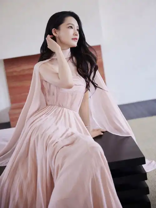 李沁华表奖出发图粉色长裙衬得肩颈线条好优越
