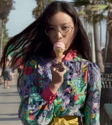 路人镜头下的倪妮居然是这样,头发飞舞大口啃甜筒,彻底放飞自我
