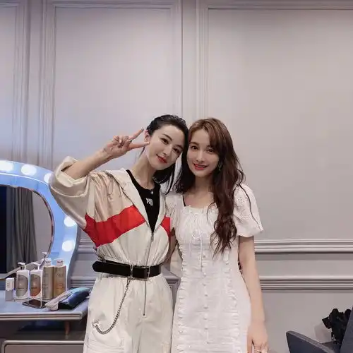 薇娅对娱乐圈真执着,穿黑白抹胸裙登芭莎珠宝,气场不输女明星
